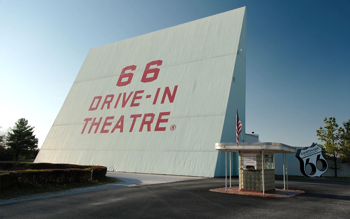 La pantalla y la taquilla del 66 Drive-In Theatre en Carthage, Missouri