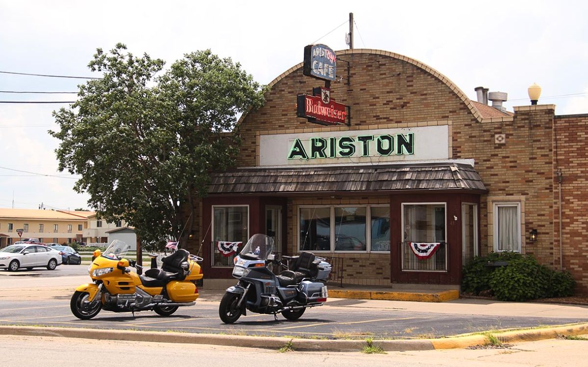 El Ariston Café de ladrillo en Litchfield, Illinois, con motocicletas estacionadas afuera