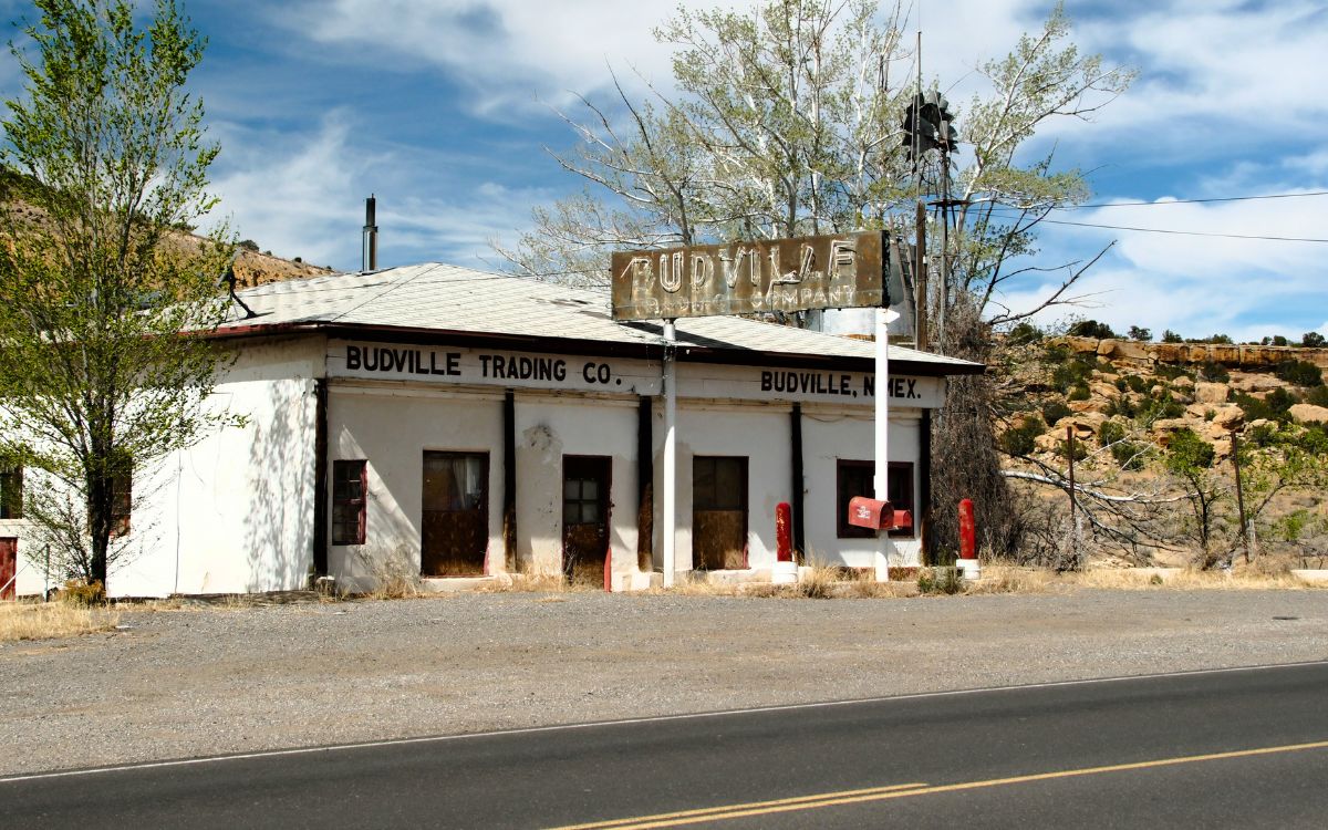 El edificio blanco del Budville Trading Co. junto a la carretera antigua en Nuevo México