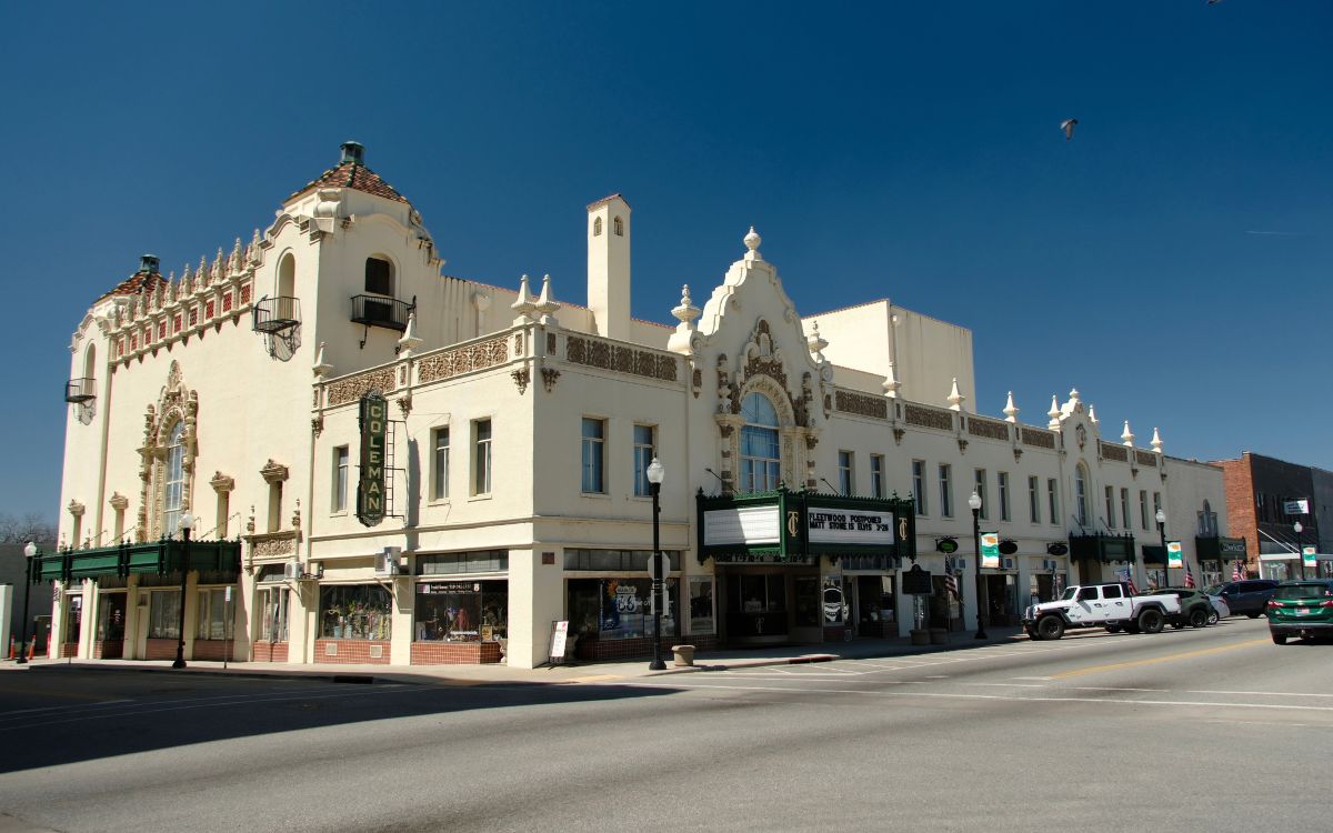 El ornamentado Coleman Theatre color crema en la calle principal de Miami, Oklahoma