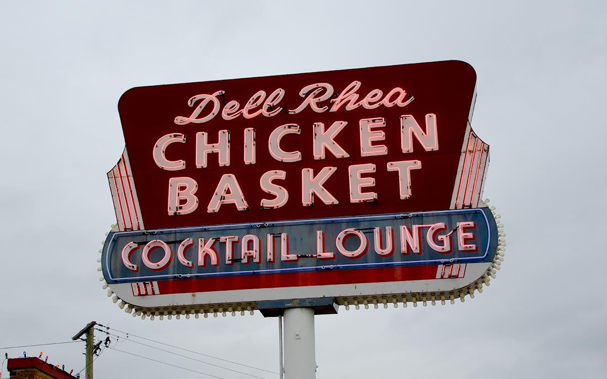 L’enseigne au néon du Dell Rhea’s Chicken Basket and Cocktail Lounge à Willowbrook, dans l’Illinois