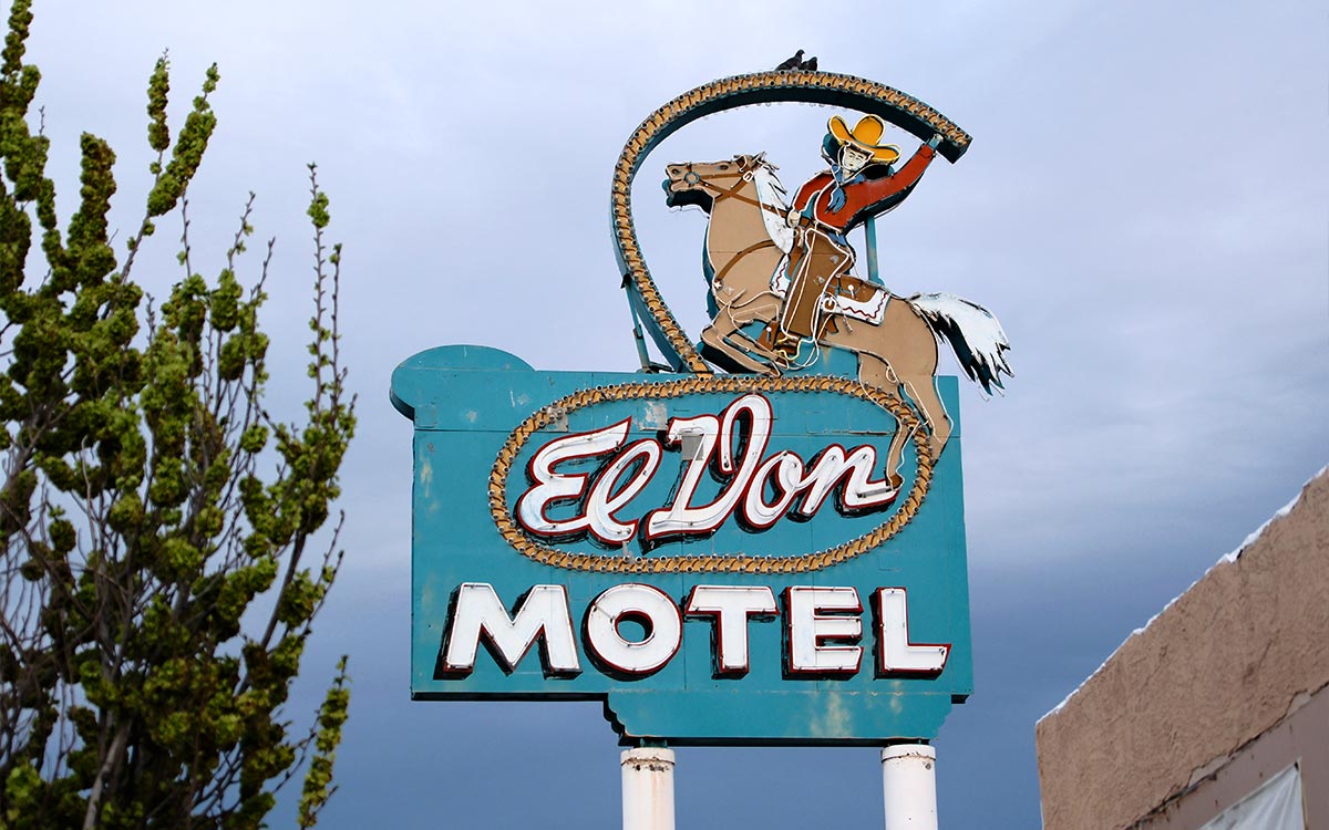 El letrero de El Don Motel en Albuquerque, Nuevo México, con un vaquero sobre un caballo encabritado haciendo girar un lazo