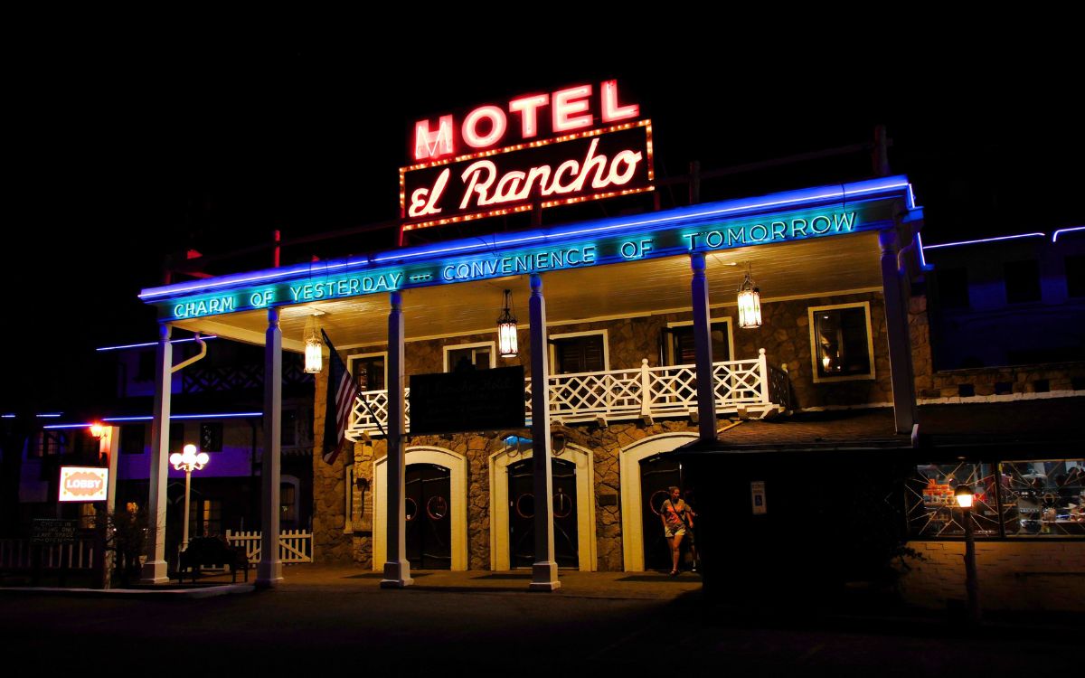 El Rancho Hotel en Gallup, Nuevo México, con su neón rojo y azul encendido de noche