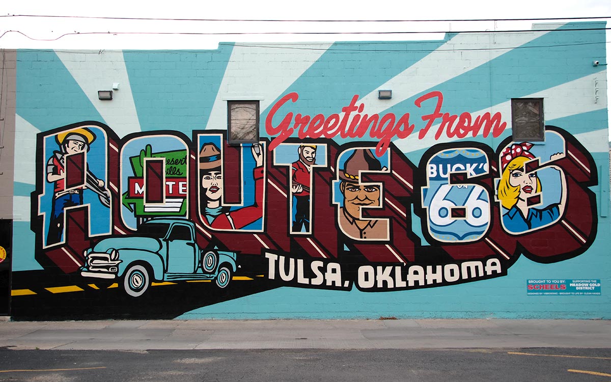 Un colorido mural de "Greetings from Route 66" en Tulsa, Oklahoma