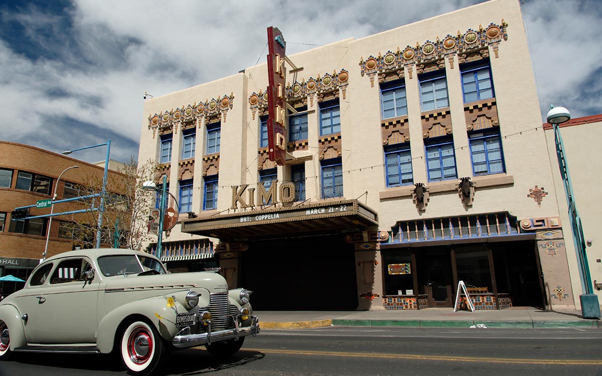 El KiMo Theatre en Albuquerque, Nuevo México, con un auto antiguo estacionado afuera