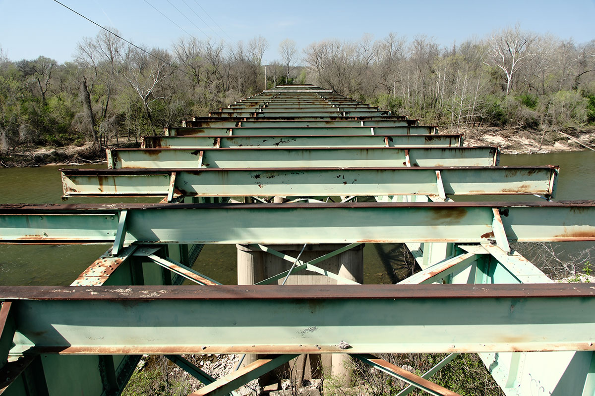 La estructura de acero desnuda del Meramec River Bridge en Times Beach, sin tablero, extendiéndose sobre el río