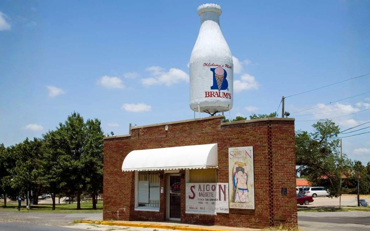 La pequeña Milk Bottle Grocery de ladrillo en Oklahoma City con una botella de leche gigante en el techo
