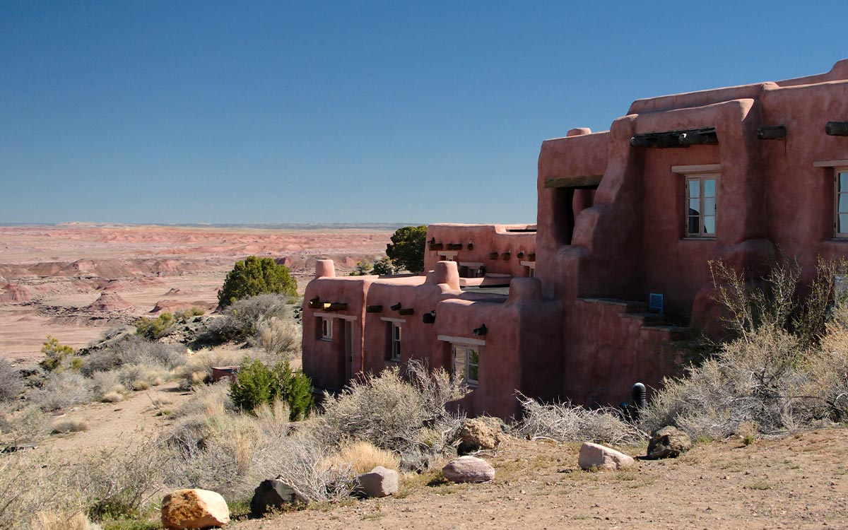 El Painted Desert Inn de estilo pueblo, en el borde sobre las coloridas badlands del Painted Desert