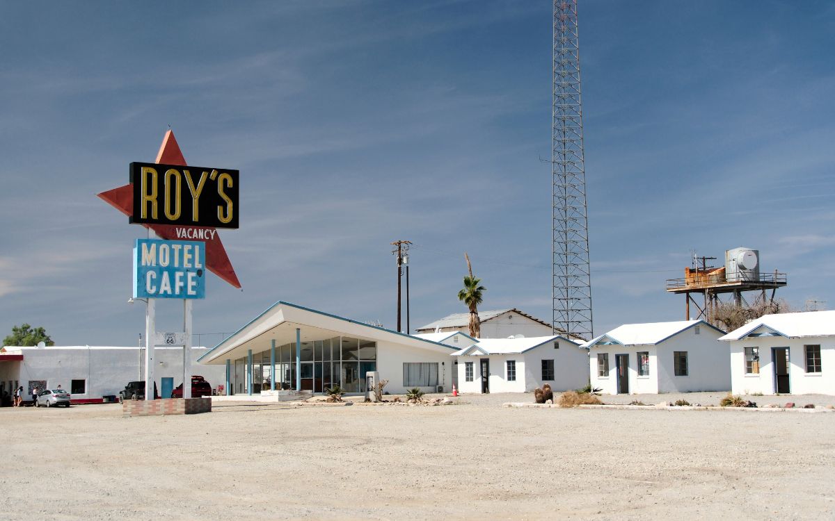 Roy's Motel and Café en Amboy, California, con su letrero en forma de estrella y sus cabañas blancas en el Mojave