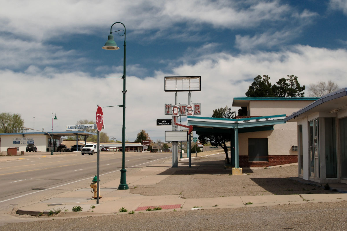 El Tower Motel cerrado en Santa Rosa, con su alto letrero de letras TOWER apiladas y un panel de No Vacancy junto a la carretera antigua