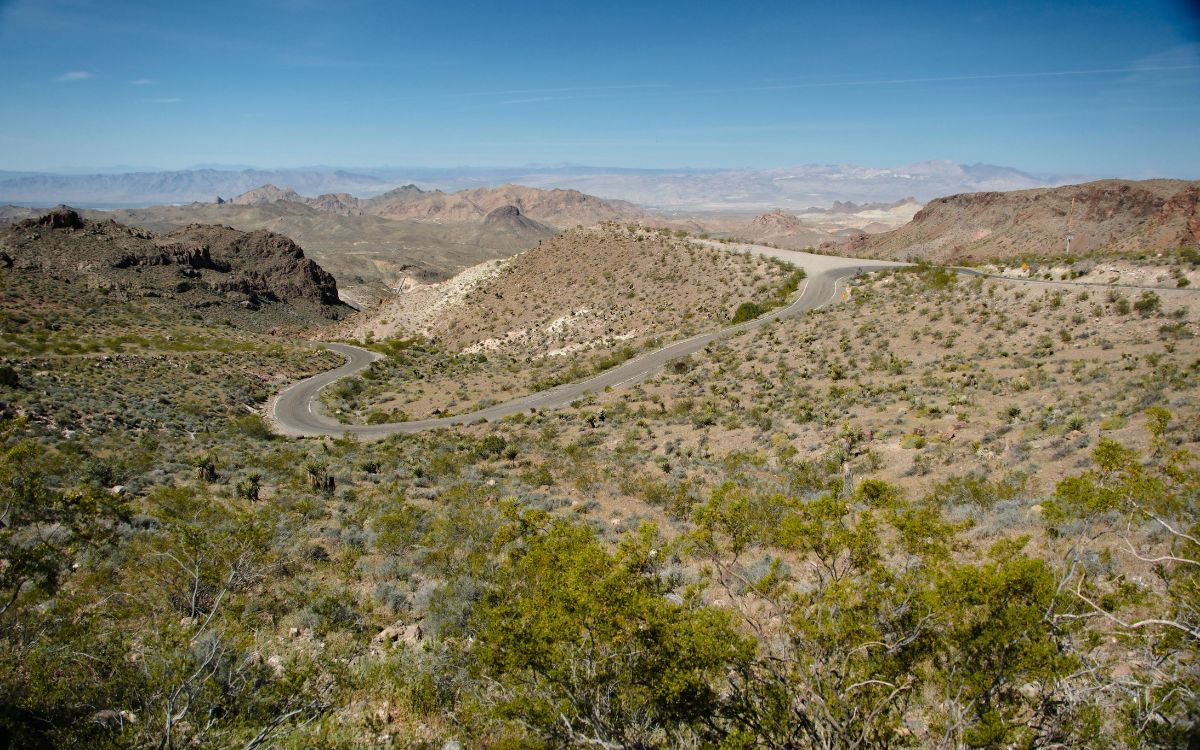 La carretera antigua serpenteando por las Black Mountains hacia el Sitgreaves Pass