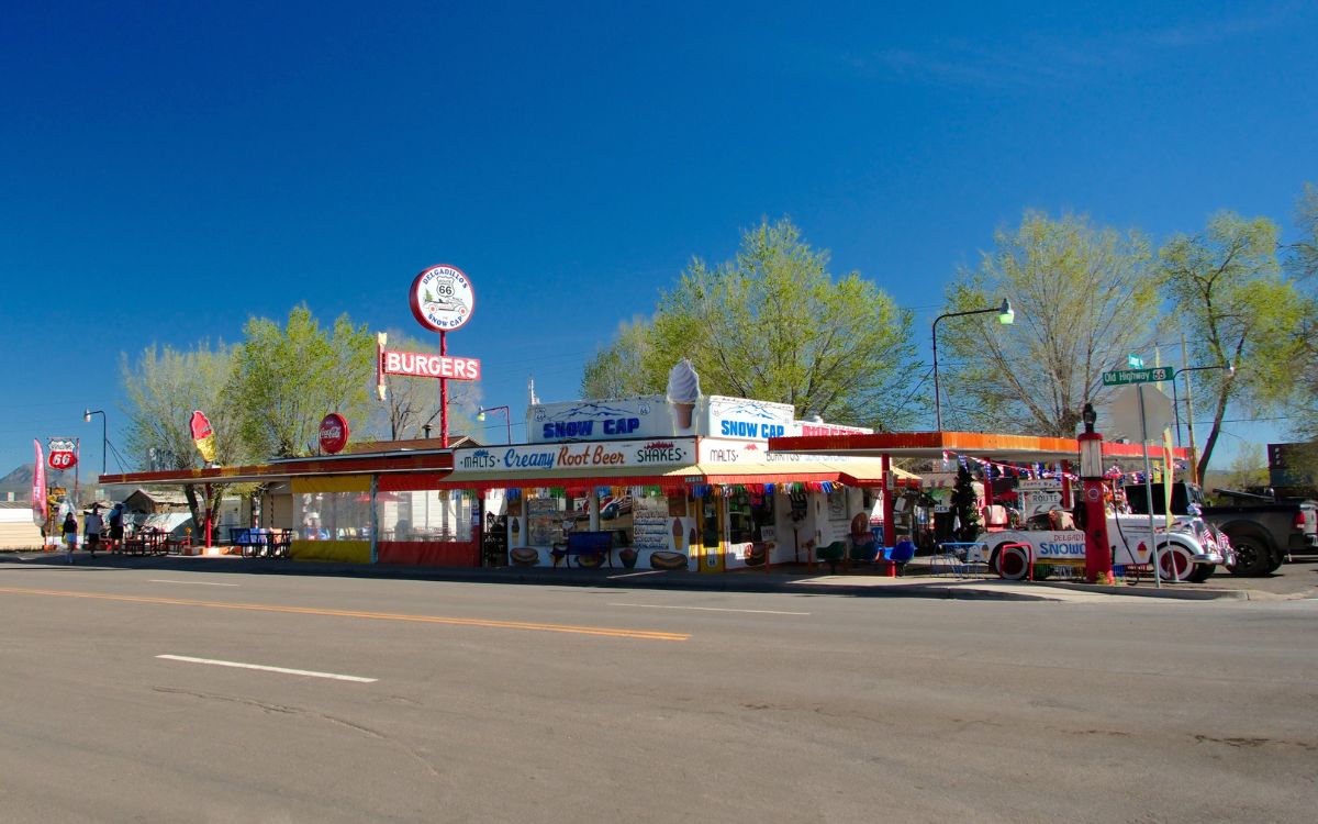 El Snow Cap Drive-In en Seligman, Arizona, con sus letreros y autos antiguos al frente