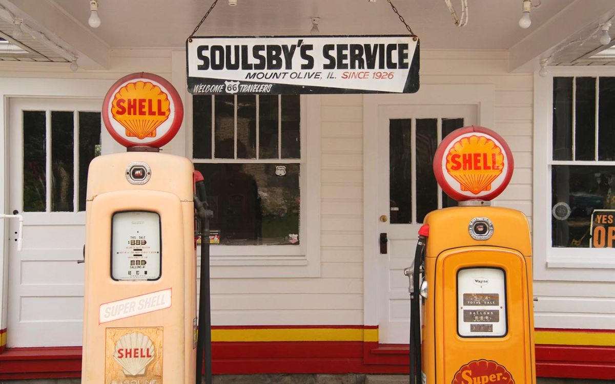 Dos bombas Shell antiguas frente a Soulsby’s Service en Mount Olive, Illinois