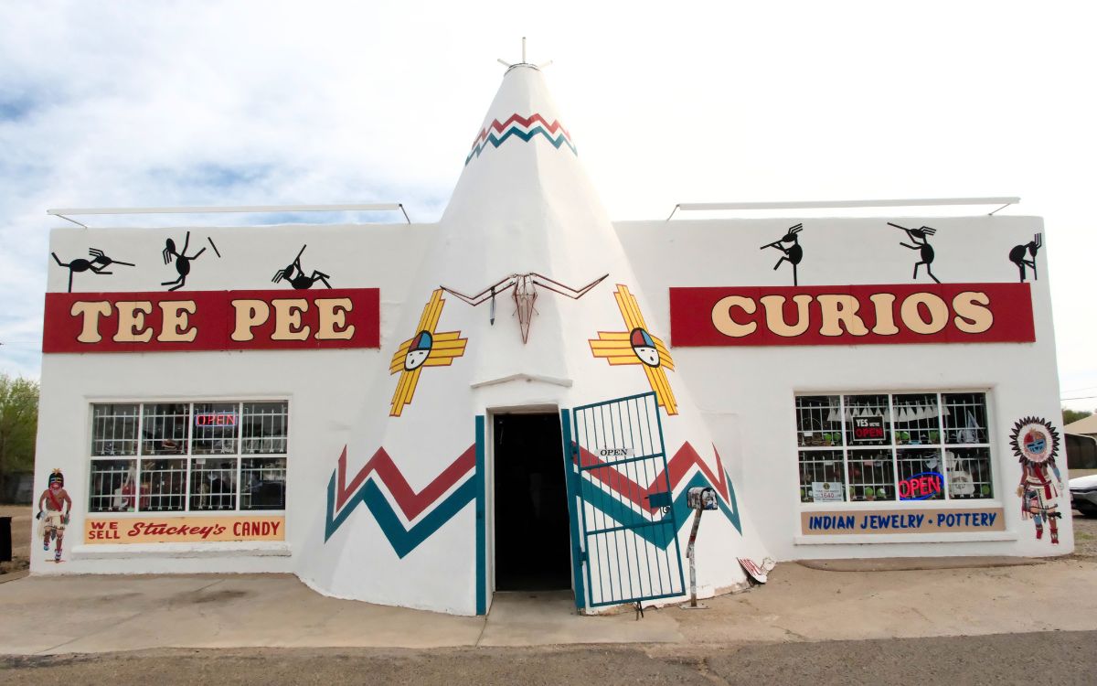 La tienda blanca Tee Pee Curios en Tucumcari, con su entrada de estuco en forma de tipi y letreros rojos