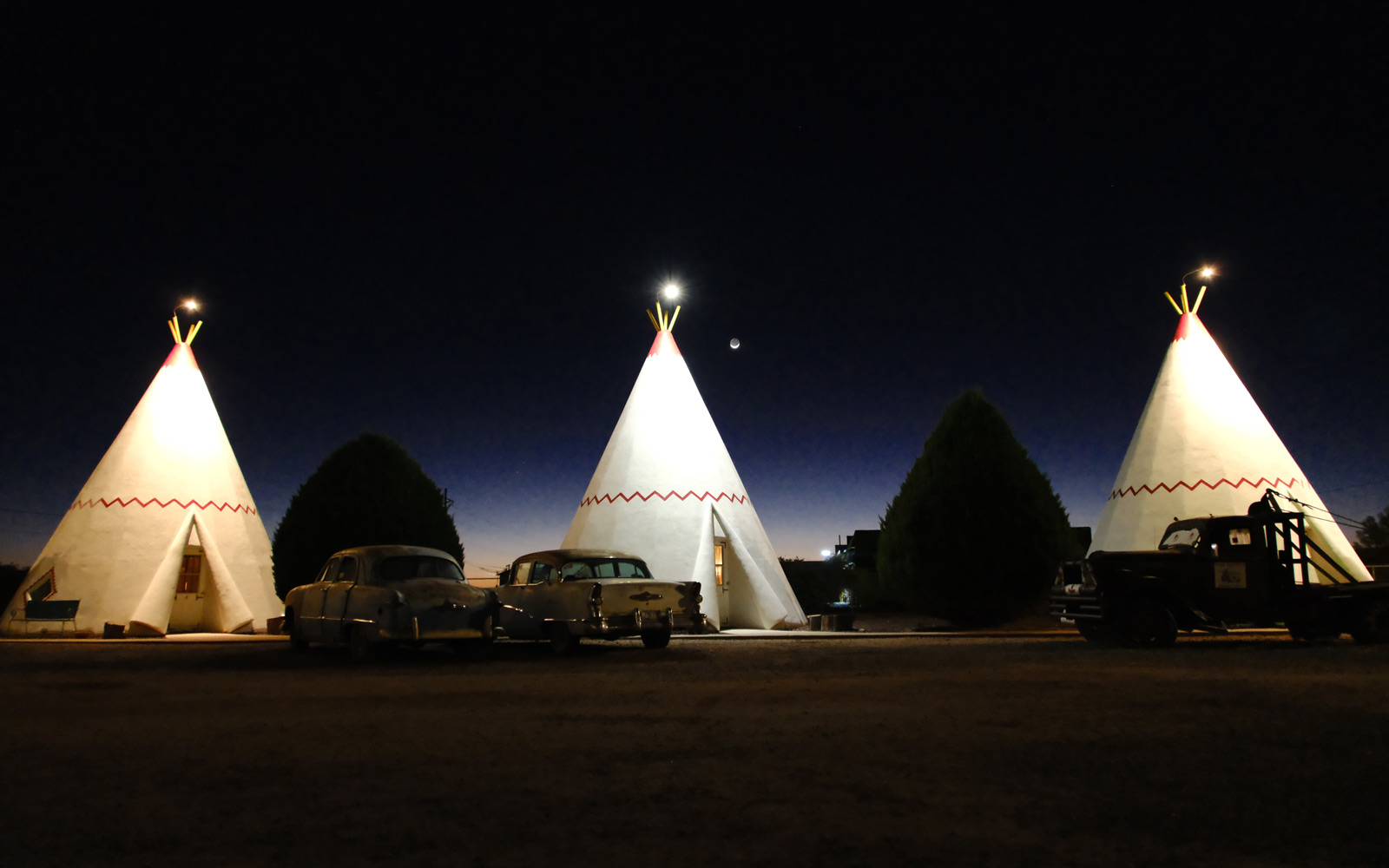 Vintage motel neon at dusk